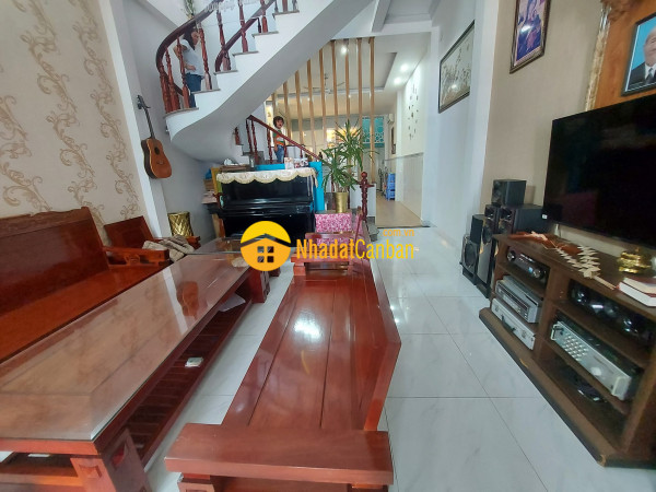 9089164_KnGPEOqXoF_1696727784.jpg