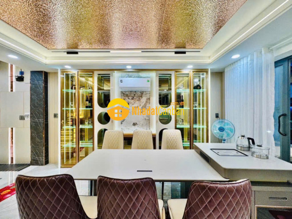 9208458_RHqPxeuYEI_1755143809.jpg