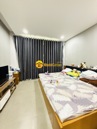 9214508_thpJd4buix_1759816712.jpg