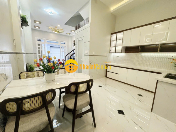 9247370_lfsWFIGcUJ_1788012645.jpg