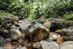 Bán đất kim bôi hòa bình 2100m2 có 200m đất ở, có suối to chảy giữa đất