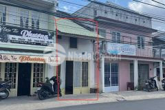 Bán đất tặng luôn cái nhà bé bé xynh xynh nằm ngay mặt tiền đường nhựa xe đua nhau chạy giá chỉ 4,8