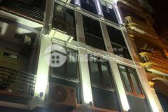 Ban toa nha văn phong 9 tâng phô quan nhân, thông san, thang may, đương 10m trươc nha