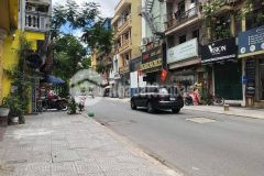 Bán nhà mặt phố chùa láng, trung tâm sầm uất, kinh doanh phát lộc, vỉa hè rộng.