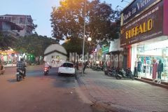 Mặt phố ngọc lâm nhà 200 m2 c4,mt 6.5m 36 tỷkinh doanh đẳng cấp số 1 long biên.