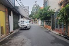 Bán đất tặng nhà 2 tầng khu gia thuỵ ô tô 16 chỗ vào trước sau thoáng.