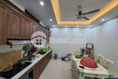 Bán nhà lô góc 3 mặt thoáng ngõ thông.