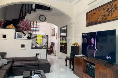 Bán gấp nhà chùa láng 37m, 5t, mt 4m, ô tô gửi cách nhà 20m, trước nhà ba gác tránh, giá 4tỷ ctl