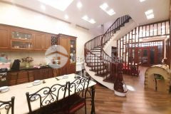 Bán căn biệt thự 7 tầng mặt phố nguyên hồng quận đông đa.