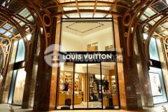 Hiện tôi có cửa hàng kinh doanh mặt phố đông các phố chuyên quần áo.