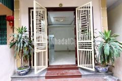 Bán nhà 2.5 tầng phố quán thánh, tp hd, 80.4m2, mt 4.08m, 3 ngủ, ngõ ô tô, sân cổng đầy đủ, giá tốt