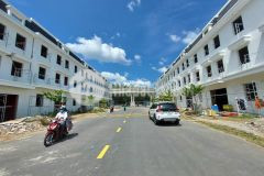 Bán gấp lô đất ngay mặt tiền đường dt 742 42m,đối diện kcn vsip2 mở rộng