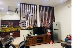 Bán nhà đường láng 60m2 mặt tiền 5.6m cách phố 10m 5.65 tỷ