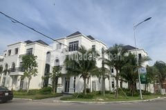 Bán biệt thự the west lake golf long an. dt 6,5x 15, giá 3,6 tỷ. lh0906040039