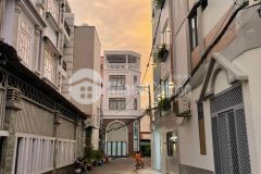 Xe hơi vài bước chân, phú nhuận 3 tầng, 3 phòng ngủ, 25m2 giá 4 tỷ.