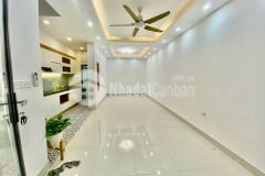 Bán nhà nghi tàm. nhà đẹp ở ngay. cách phố 30m. dt 45m. 4 tầng. mt 4.7m