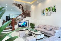 Bán nhà 55 ngõ 455 lạc long quân, ngõ đep, lô góc, nhà mới, dt 55m5 tầng8 tỷ