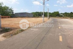 Kẹt tiền cần bán trước tết lô đất sát ubnd, dt 250m2, thổ cư, sổ sẵn, đường nhựa 12m, giá 650 triệu