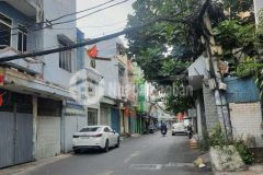 Ô tô đỗ cửa 1 căn ra mặt tiền nhà mới xây 2 năm vào ở ngay.