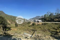 Lô đất khoảng 1800m2. mặt tiền khoảng 90m. thuộc thôn séo mý tỷ, xã tả van, sapa.