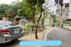 Gấp đúng 2 tỷ 150 ô tô đỗ cách 4m long biên trong đê