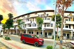Bán nhà phố cao cấp view sông, ngay trung tâm thị trấn bến lức, long an