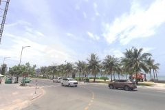 Tòa nhà tại phố lát đá đi bộ