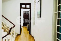 Lô góc ô tô đỗ cửa kinh doanh.