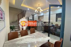 Bán nhà gần chợ thạch bàn, ô tô đỗ cửa,ngõ 3.5m hơn 3 tỷ.