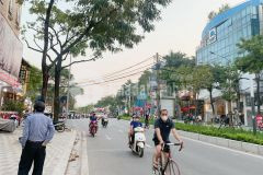 Bán nhà đường lạc long quân cầu giấy kd o to thang máy dt 77,5m, mt 5,5m.giá 16,9 tỷ.lh0888841268