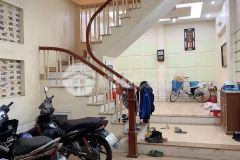 Bán nhà xuân la. sát hồ tây. ngõ thông. ô tô đỗ cửa. dt 52m. mt 4,4m. 4 tỷ nhỉnh