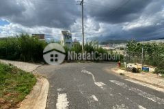 Em có căn nhà 1 trệt, 1 lầu, 3 phòng ngủ, đường 2 xe hơi né nhau cần ra đi nhanh