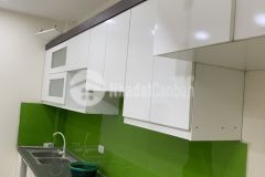 Ô tô đỗ cổng ở thoáng tiện ích đầy đủ.