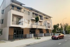 Chính chủ cần tiền bán shophoue kinh doanh luôn cạnh ninh hiệp, lh 0964 362 402