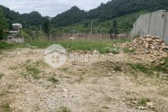 Bán mảnh đất mặt đường ql6 dt 800m2 thổ cư 350m2 cọn lại là đất chn