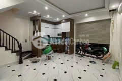 Nhỉnh 4 tỷ chủ cần tiền bán gấp nhà trung kính 5t 40m ngõ thông ba gác