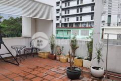 Bán nhà sát quận 1, dt 110m2, ngang gần 7m, 4 lầu.