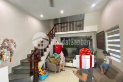 Bán nhà 3 tầng dân xây lô góc gần phố thạch bàn ngõ thông.