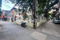 Nhà đẹp ở ngay chủ tự tay xây tâm huyết ba bước ô tô tránh, bãi gửi xe ngay cạnh nhà.