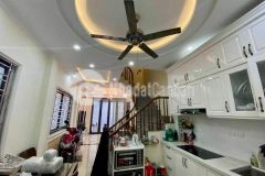 Nhỉnh trăm triệu ô tô đỗ thẳng cửa phố đàm quang trung, long biên