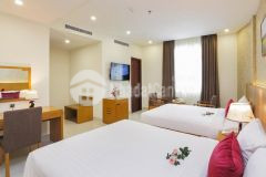 Bán khách sạn mặt tiền 139m2 nguyễn hiền cách biển 50m p.2.