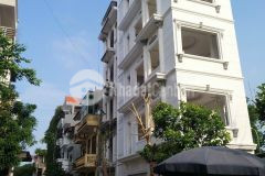 Bán nhà phúc đồng thang máy dt 50m vỉa hè gara 2 mặt thoáng.