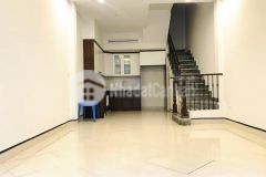 Ban nha ngoc thuy 30m2 x 5 tang, gia 3.75 ty, ô tô đỗ cổng, ngõ thông ô tô tránh