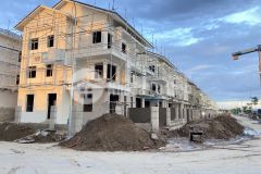 Em đang có căn hàng hiếm diện tích lớn.cả dẫy chỉ có vài căn diện tích lớn.tại tttp từ sơn