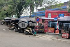 Tôi cần bán gấp nhà phố mai dịch 50m2, 4t, lô góc mặt tiền rộng, vỉa hè đá bóng, ô tô tránh, 13.3 tỷ