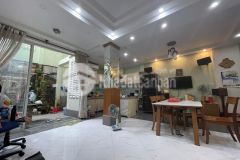 Hàng nóng đường d1, phường 25.dt 50m2, ngang 5m. với 3 tầng, xe hơi ngủ trong nhà.