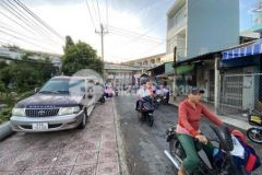 Nhà mặt tiền cạnh trường học gần bờ kè