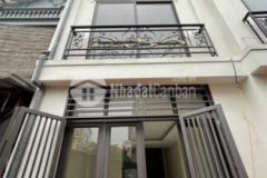 Nhà 4 tầng x 3 phòng ngủ trung tâm xã đông la