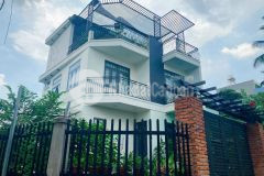 Bán biệt thự 2 mt đường 30 linh đông, dt 180m2, giá 9.5 tỷ