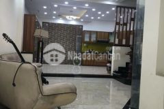 Đường xe tải tránh xe hơi ngủ trong nhà view công viên 2 mặt đường trước sau